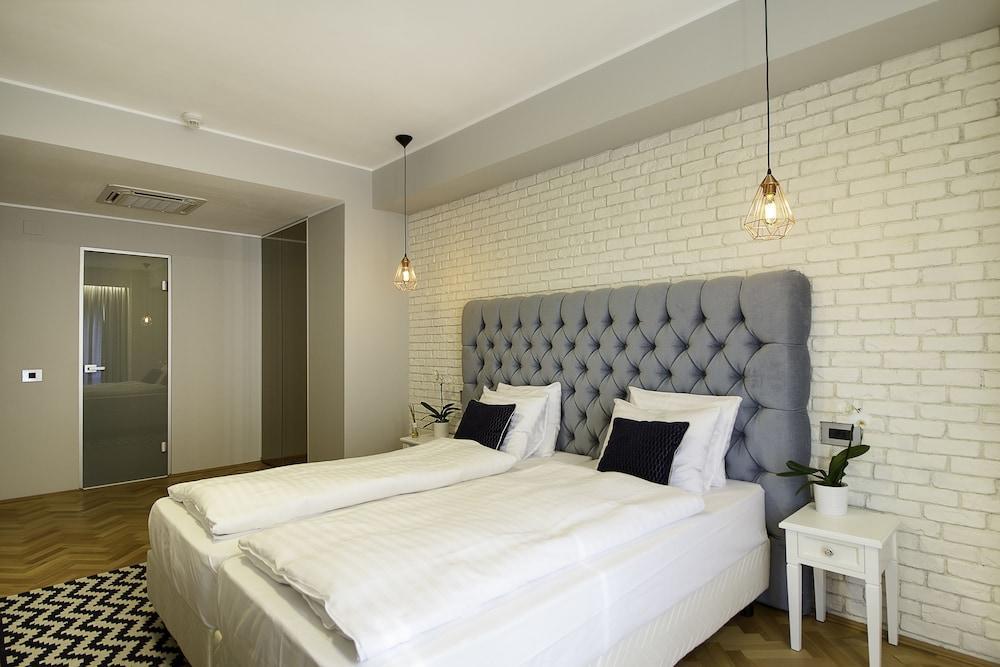 מלון Venis Boutique 4*